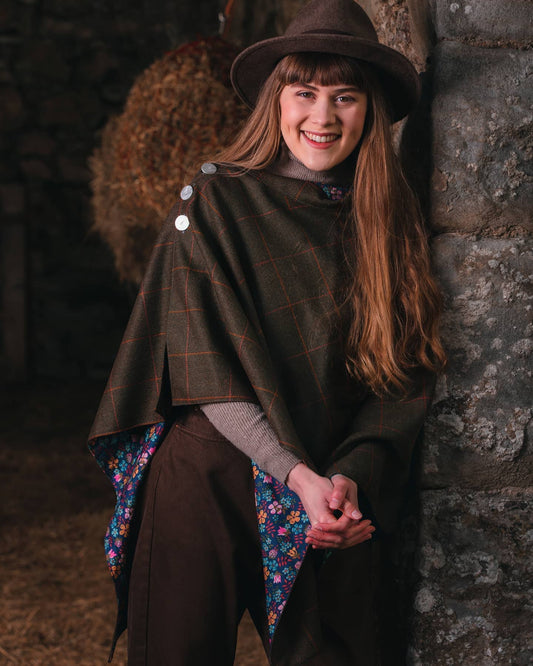 Poncho marrón intenso de tweed Lovat forrado con Liberty Fabrics