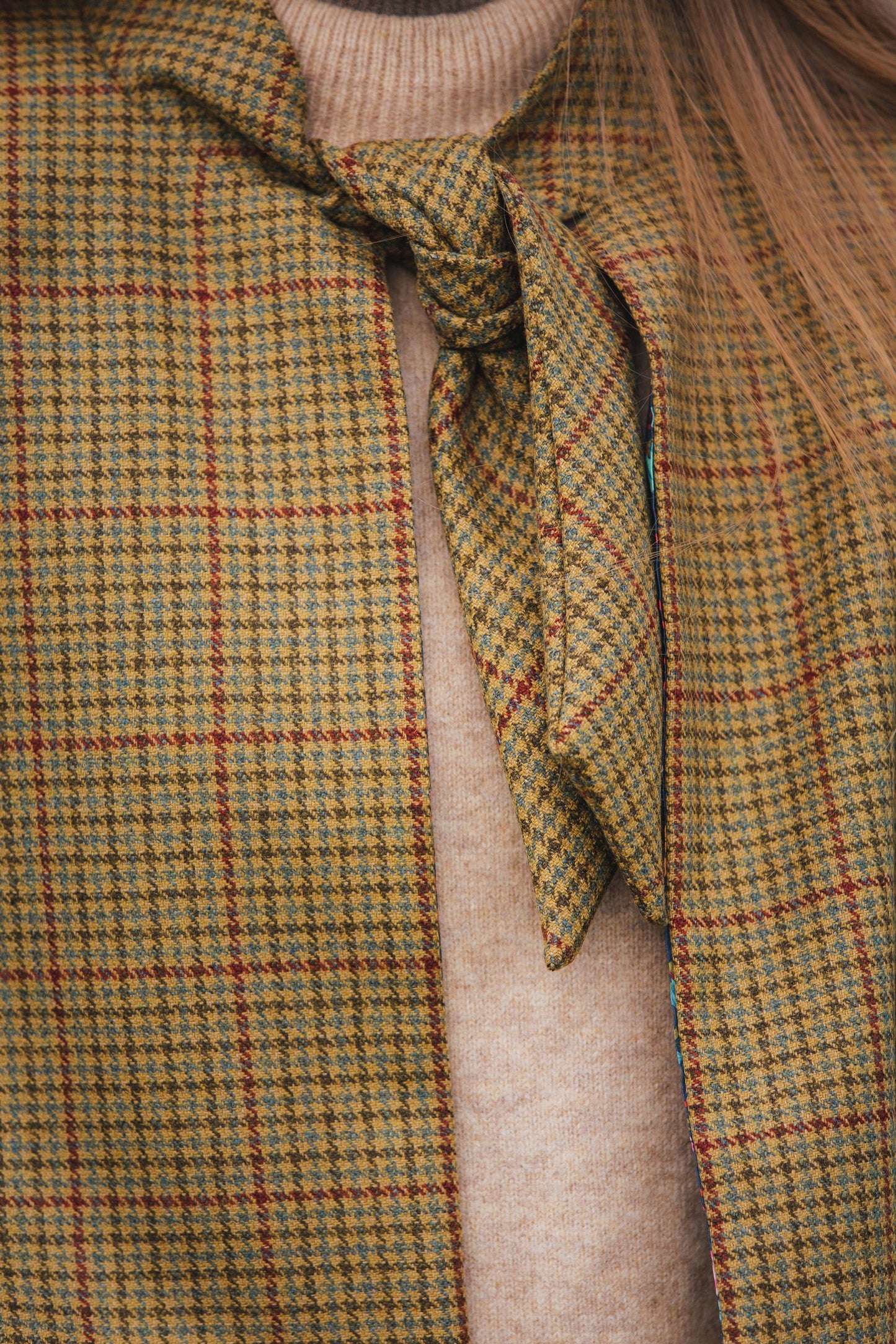 Capa con cuello anudado en tweed Lovat a cuadros clásicos forrada con tejido Liberty