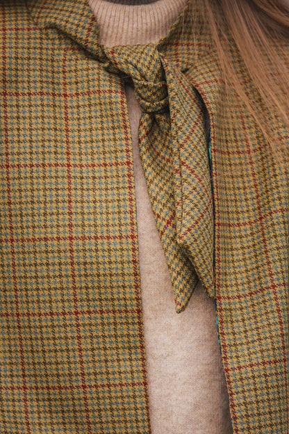 Capa con cuello anudado en tweed Lovat a cuadros clásicos forrada con tejido Liberty