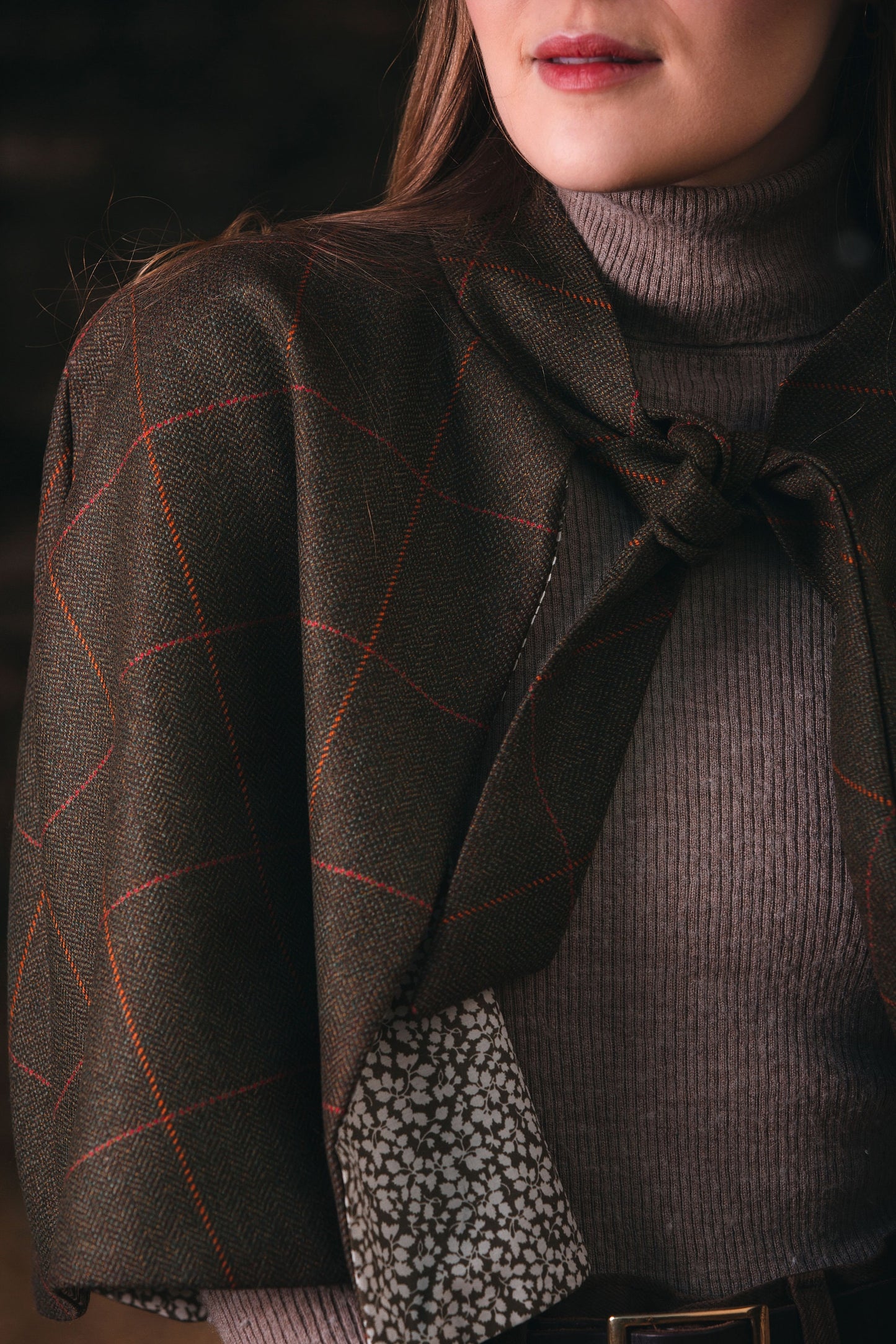 Capa con cuello anudado en tweed Lovat marrón intenso forrada con Liberty Fabrics