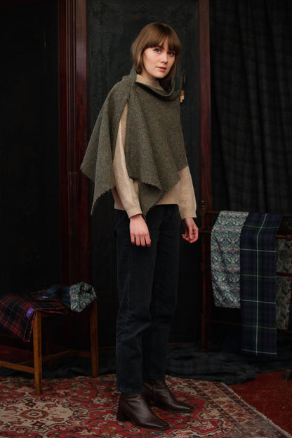 The Carloway - Abrigo de hombro con flecos de tweed Harris