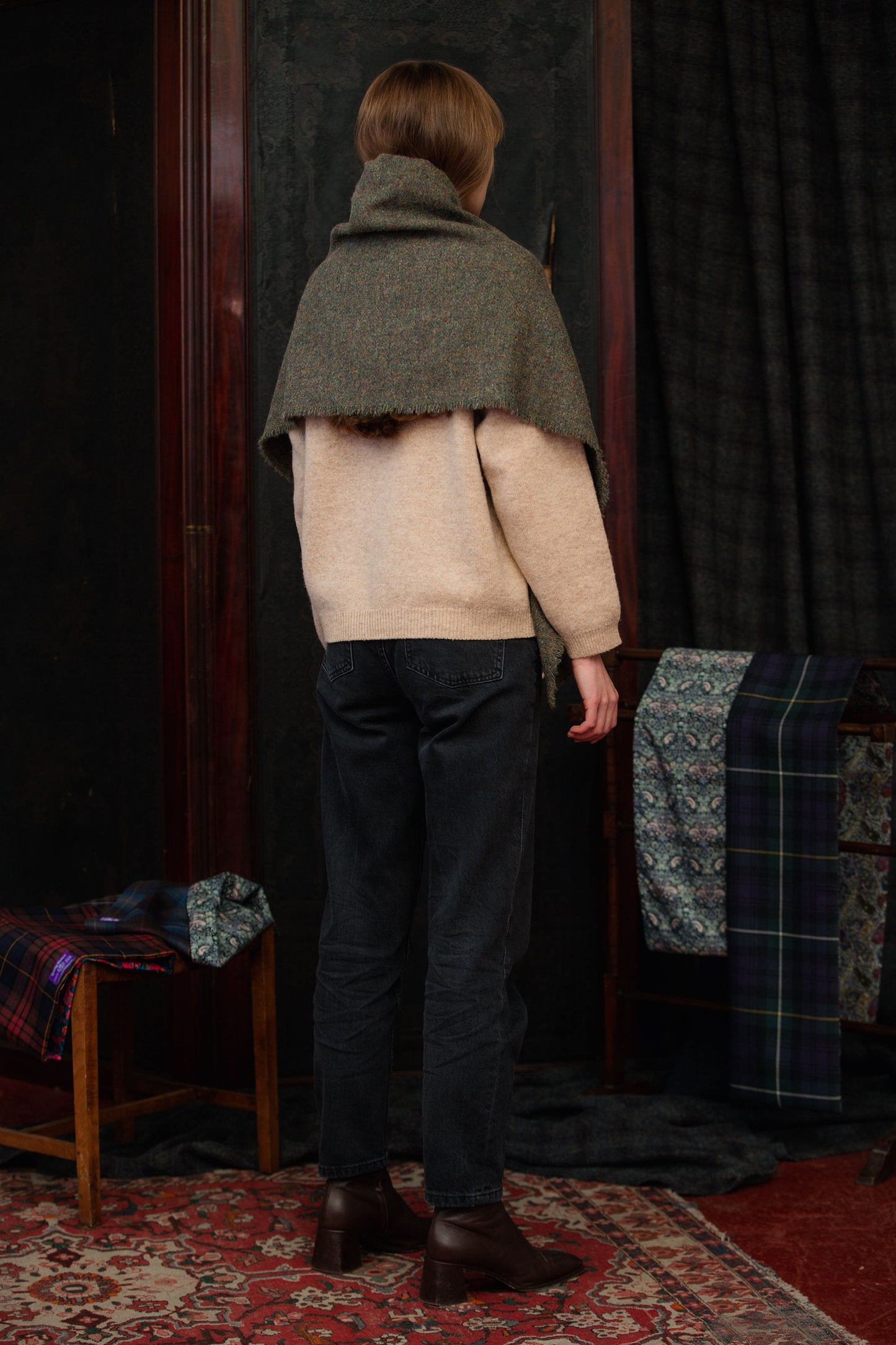 The Carloway - Abrigo de hombro con flecos de tweed Harris